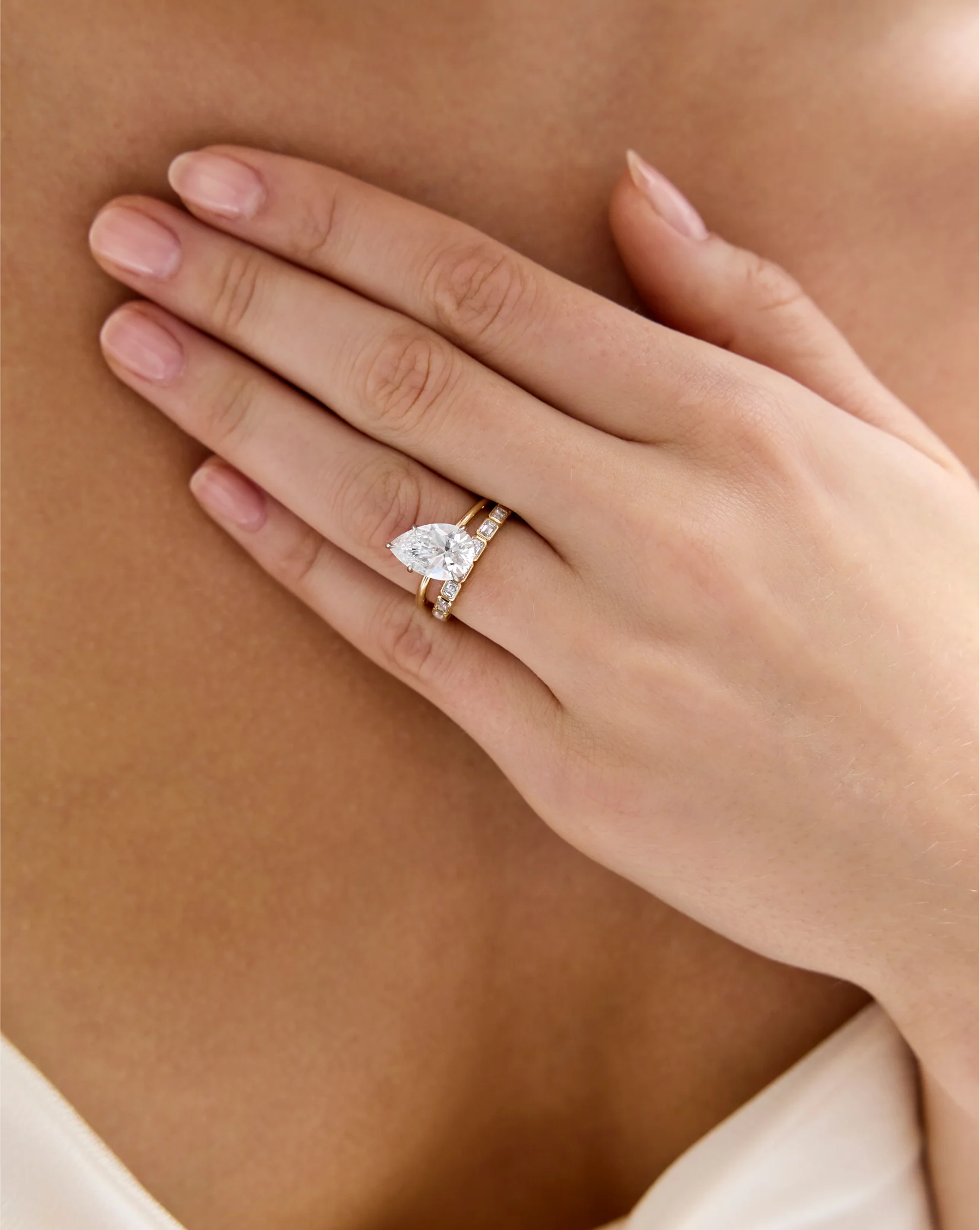 Lab Diamond Sideways Emerald Bezel Band - Image 4